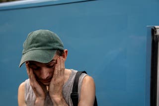 Dmytro Trush, qui a perdu sa mère, réagit en évacuant du village de Yaroba